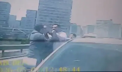 Bahçelievler’de emekli polis trafikte anons edip tartıştığı sürücüyü durdurdu; araçlarından inen 2 kişiye de ceza yazıldı