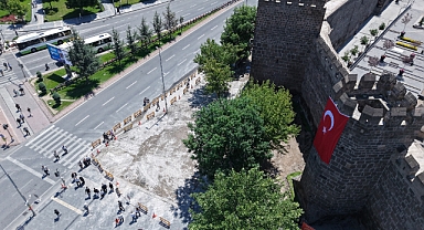 Başkan Büyükkılıç’tan Cumhuriyet Meydanı’nda Tarihi Dokunuş: Yenileme Çalışmaları Gece Gündüz Sürüyor
