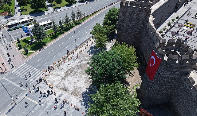 Başkan Büyükkılıç’tan Cumhuriyet Meydanı’nda Tarihi Dokunuş: Yenileme Çalışmaları Gece Gündüz Sürüyor