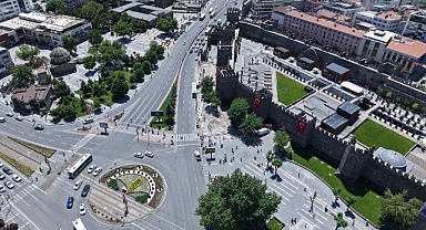 Başkan Büyükkılıç'tan Cumhuriyet Meydanı'nda tarihi dokunuş: yenileme çelışmaları gece gündüz sürüyor