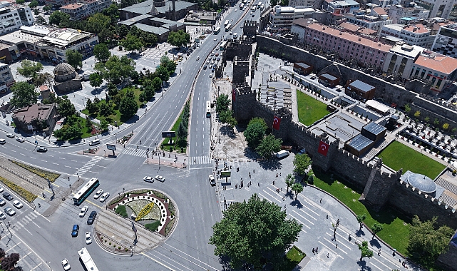 Başkan Büyükkılıç'tan Cumhuriyet Meydanı'nda tarihi dokunuş: yenileme çelışmaları gece gündüz sürüyor