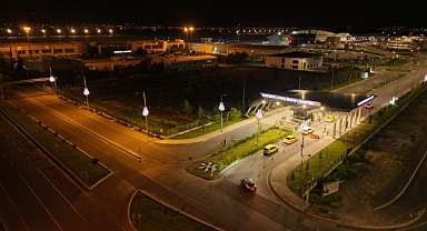 Büyükşehir'den Kayseri Havalimanı yolunda aydınlatma sistemlerine estetik dokunuş