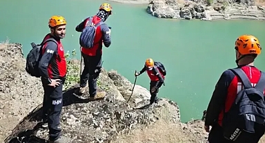 Dereye düşen üç kardeşten biri kurtarıldı, biri aranıyor!