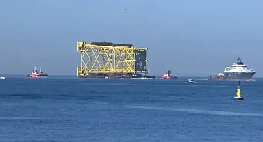 İstanbul Boğazı'ndan 350 metrelik sondaj platform iskelesi geçiş yapıyor