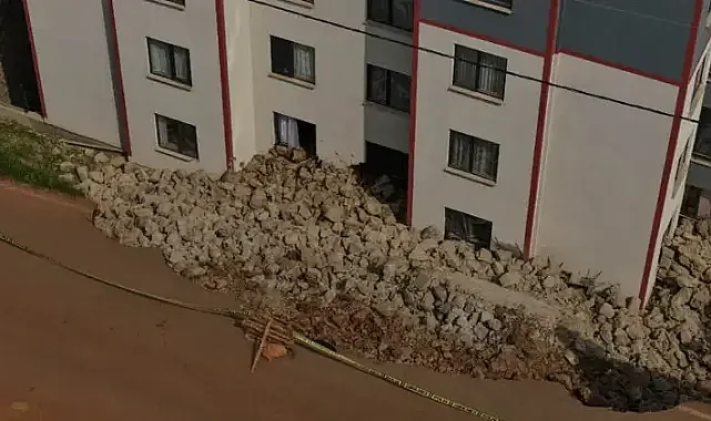 İstinat duvarının çökmesi ile apartman yerle bir oldu!