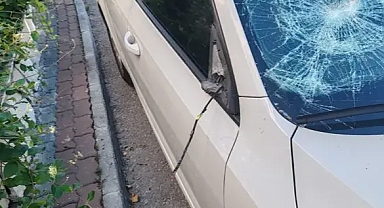 Komşusunun otomobiline tuğlayla zarar verdi, olay araç kamerasına yansıdı