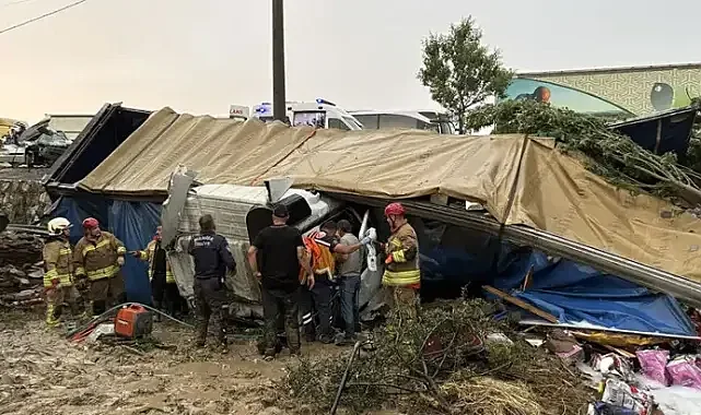 Manisa’da üç aracın karıştığı zincirleme kaza: 2 ölü, 4 yaralı