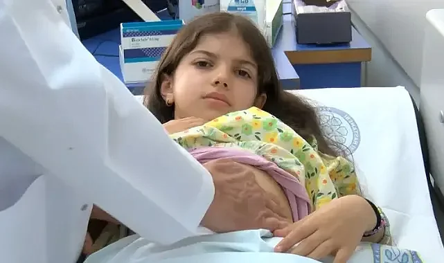 'Mucize' nakille hayata dönen 9 yaşındaki Nisanur, doğum gününü doktorları ile kutladı