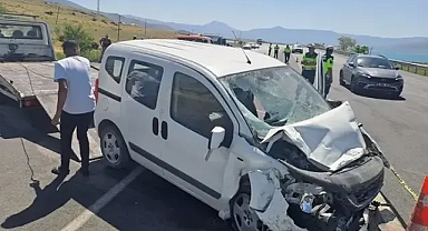 Van'da hafif ticari araç, park halindeki askeri araca çarptı; 1 şehit, 4'ü asker 5 yaralı