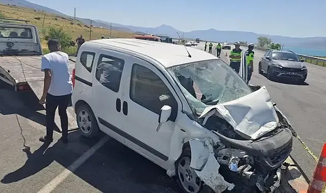 Van'da hafif ticari araç, park halindeki askeri araca çarptı; 1 şehit, 4'ü asker 5 yaralı