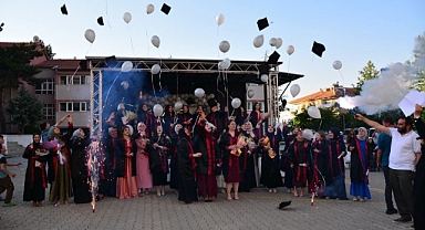 Yahyalı İpek Hoca Hasan Türkmenoğlu Kız Anadolu İmam Hatip Lisesi'nde mezuniyet sevinci
