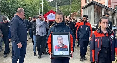 Yaşamını yitiren AFAD personelinin cenaze namazını babası kıldırdı