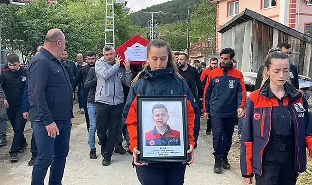 Yaşamını yitiren AFAD personelinin cenaze namazını babası kıldırdı