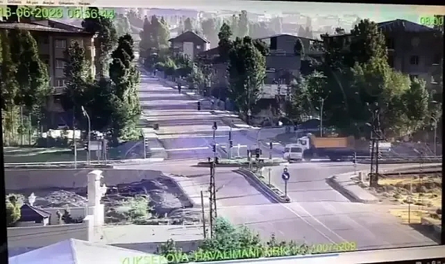 Yüksekova’da kavşakta minibüs ile kamyon çarpıştı: 3 ölü, 2 yaralı