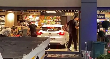 Akaryakıt İstasyonu Marketine Otomobiliyle Daldı, 1 Kişi Yaralandı