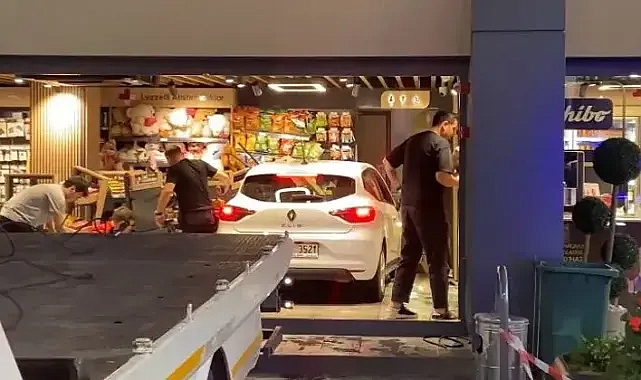 Akaryakıt İstasyonu Marketine Otomobiliyle Daldı, 1 Kişi Yaralandı
