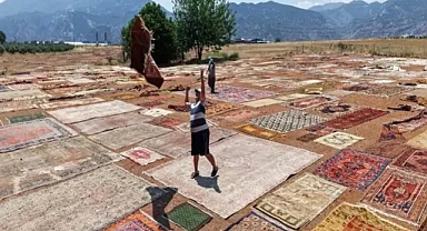 Antalya'da Hasat Sonrası Boş Kalan Arsalar, Eski Halılar İçin Değerlendirildi!