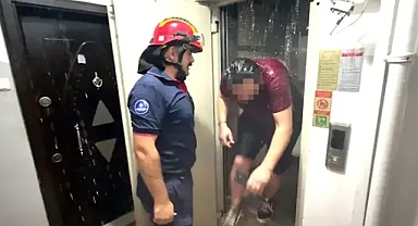 Asansörün içinde sırılsıklam oldu!