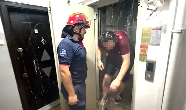 Asansörün içinde sırılsıklam oldu!