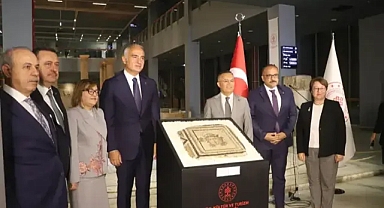 Bakan Ersoy, Türkiye'den kaçırılan Çingene Kızı Mozaiği'nin 13'üncü panelin teslim törenine katıldı.