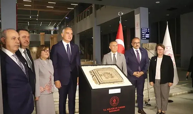 Bakan Ersoy, Türkiye'den kaçırılan Çingene Kızı Mozaiği'nin 13'üncü panelin teslim törenine katıldı.
