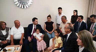 Bakan Kurum; depremzede ailenin konuğu oldu!