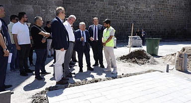 Başkan Büyükkılıç, Cumhuriyet Meydanı'ndaki yenileme çalışmalarını inceledi