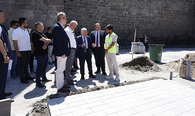 Başkan Büyükkılıç, Cumhuriyet Meydanı'ndaki yenileme çalışmalarını inceledi