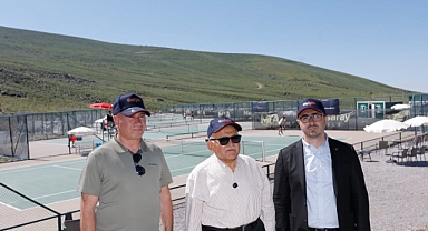 Başkan Büyükkılıç, Erciyes'te devam eden Dünya Tenis Turu karşılaşmalarını izledi