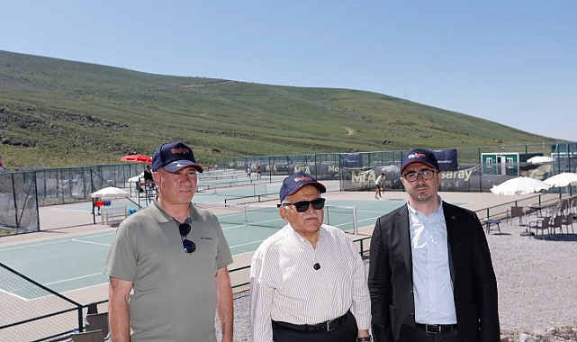 Başkan Büyükkılıç, Erciyes'te devam eden Dünya Tenis Turu karşılaşmalarını izledi