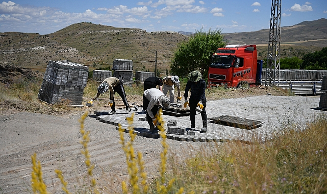 Başkan Büyükkılıç'tan kırsala 9 Milyon TL'lik kilitli parke yatırımı
