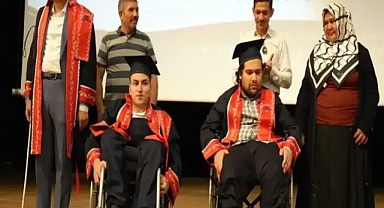 Bedensel engelli genç annesinin desteği sayesinde üniversiteyi derece ile bitirdi!