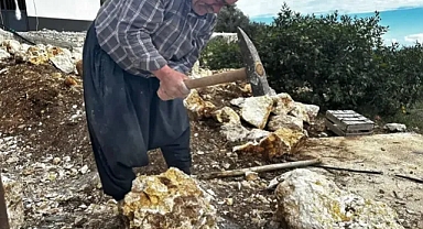 Bir kuşağın son temsilcisi olarak mesleğini unutturmamaya çalışıyor!