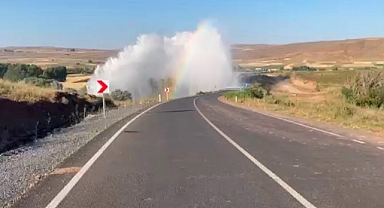 Bünyan’da su borusu patladı, metrelerce yükselen su kamerada