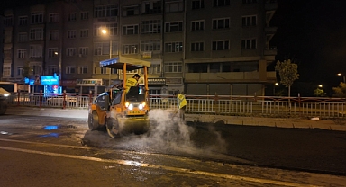 Büyükşehir'den Yoğunburç Alt Geçidi'nde gece yarısı sıcak asfalt mesaisi