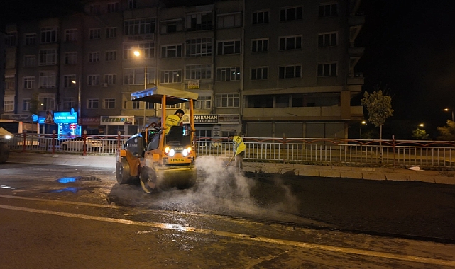 Büyükşehir'den Yoğunburç Alt Geçidi'nde gece yarısı sıcak asfalt mesaisi