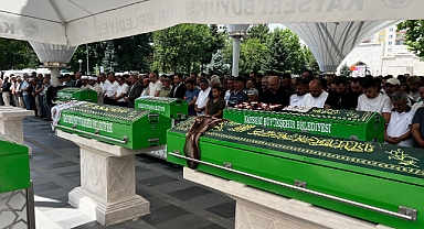 Düğün konvoyunda bariyerlere çarpan otomobilde ölen anne, toprağa verildi