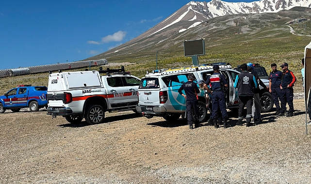 Erciyes'in zirvesinde basınçtan rahatsızlanan 3 dağcı hastaneye kaldırıldı