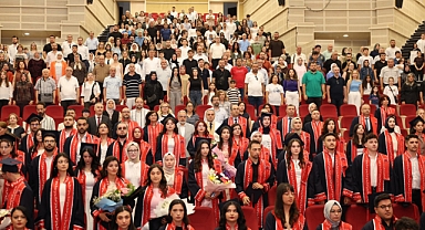 ERÜ Edebiyat Fakültesi’nde mezuniyet coşkusu yaşandı