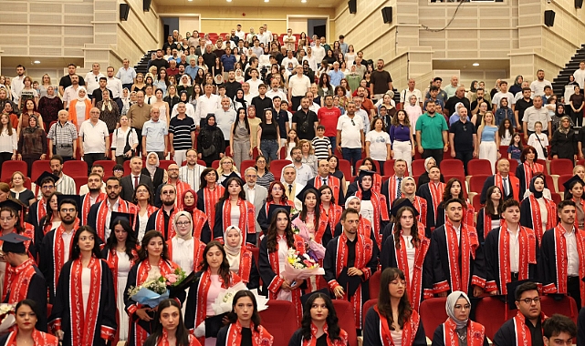 ERÜ Edebiyat Fakültesi’nde mezuniyet coşkusu yaşandı