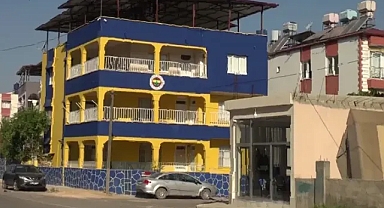 Günlük Hayatta Fenerbahçe Formasıyla Gezen Aile, Yaşadıkları Binayı Sarı-Laciverte Boyadı