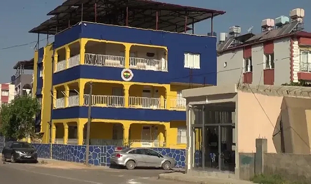 Günlük Hayatta Fenerbahçe Formasıyla Gezen Aile, Yaşadıkları Binayı Sarı-Laciverte Boyadı