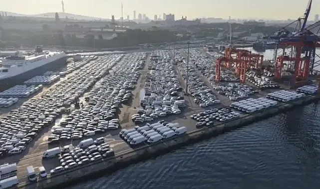 Haydarpaşa'da ilginç görüntü: Binlerce araç kuyrukta bekliyor!