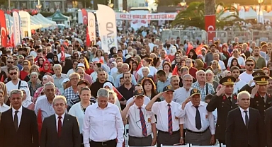 İzmir'de 15 Temmuz Anma Etkinliğine Binlerce Kişi Geldi
