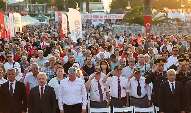 İzmir'de 15 Temmuz Anma Etkinliğine Binlerce Kişi Geldi