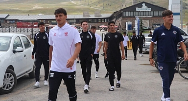 Kamp'ta rakip olan takımlar; Cuma namazında yan yana saf tuttu!