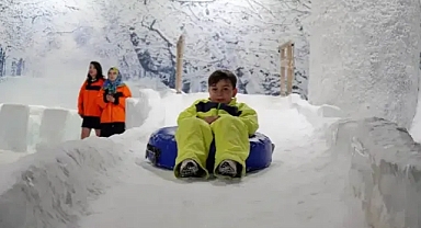 Kavurucu sıcaklardan bunalan turistler, soluğu kar odası'nda aldı