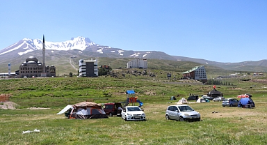 Kayseri’de 2 bin 200 metredeki yaylada çadır tatili