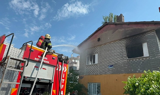 Kayseri’de 2 katlı binada yangın
