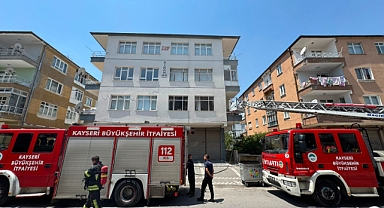 Kayseri’de 3 katlı binada yangın